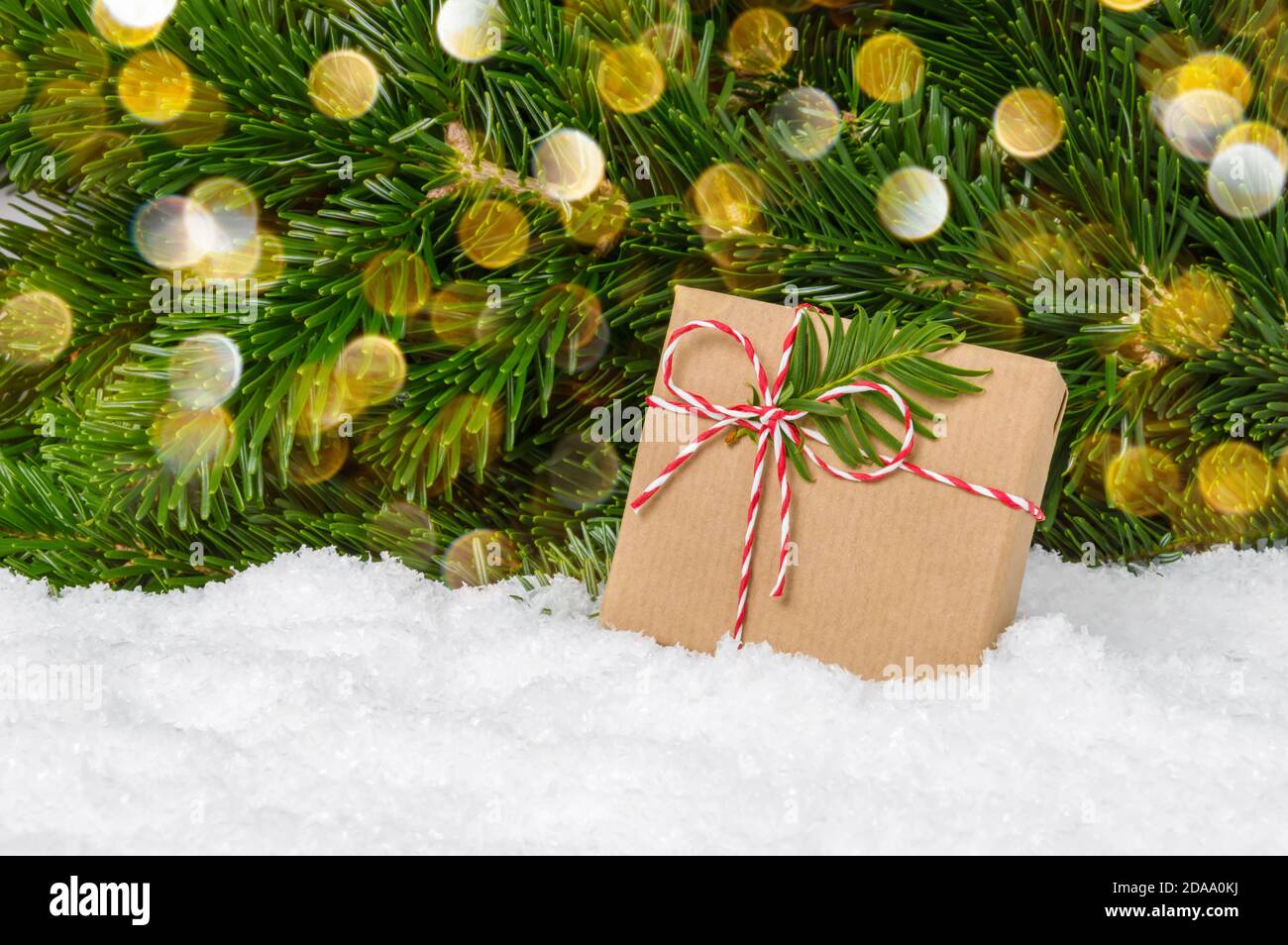 Borsa regalo per le feste Chanel con nastri bianchi sotto l'albero di Natale.  Regali di lusso per l'anno nuovo Foto stock - Alamy