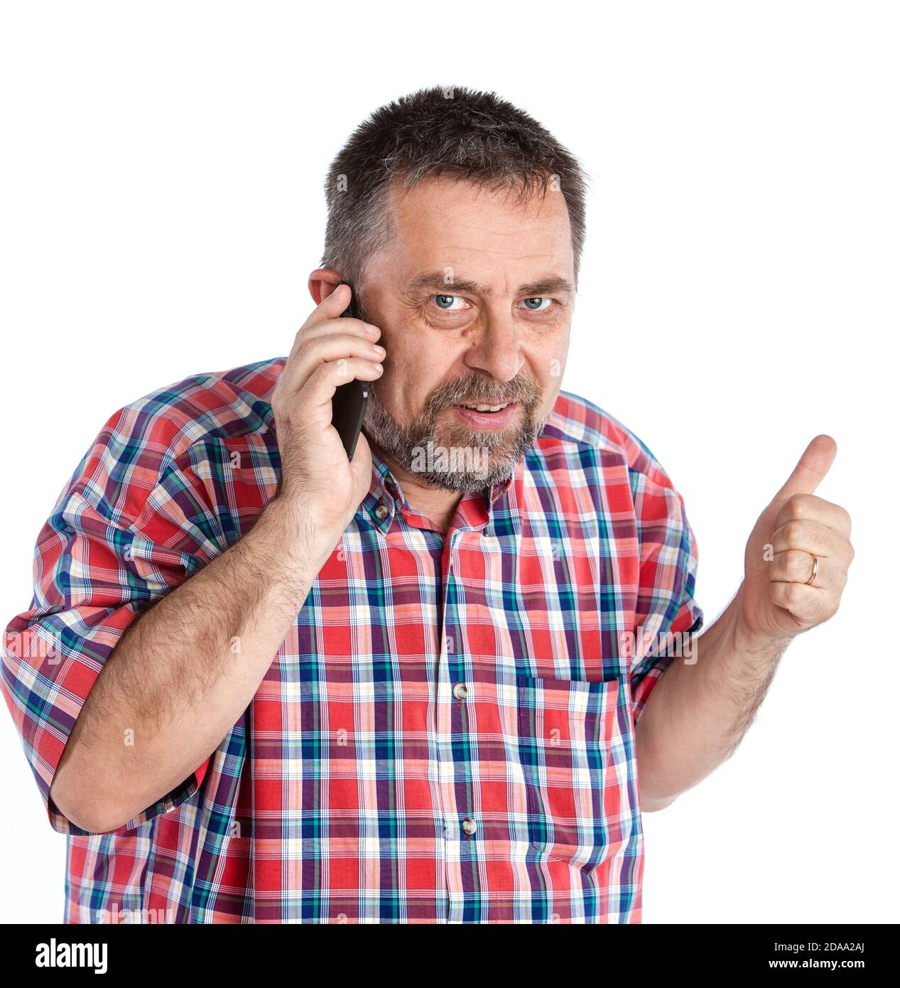 L'uomo di mezza età parla su un telefono cellulare e ha sollevato il pollice mostrando segno ok. Isolato su bianco Foto Stock