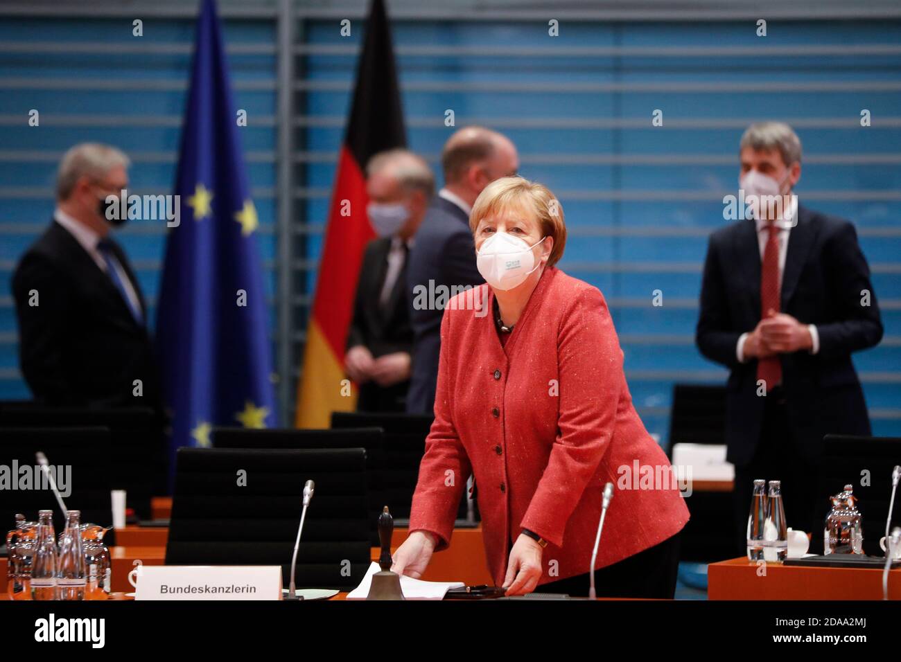 Berlino, Germania. 11 Nov 2020. La cancelliera Angela Merkel (M, CDU) si presenta alla riunione settimanale del governo federale presso la Cancelleria. Credit: Markus Schreiber/AP POOL/dpa/Alamy Live News Foto Stock