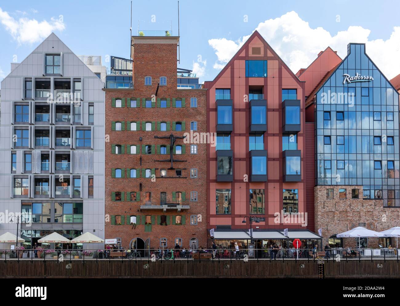 Danzica, Polonia - 6 settembre 2020: Architettura moderna dell'isola dei granai nel centro storico di Danzica. Polonia Foto Stock