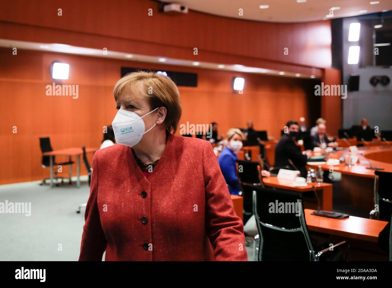 Berlino, Germania. 11 Nov 2020. La cancelliera Angela Merkel è in arrivo alla riunione settimanale del governo federale presso l'ufficio del Cancelliere di Berlino. Credit: Markus Schreiber/AP POOL/dpa/Alamy Live News Foto Stock
