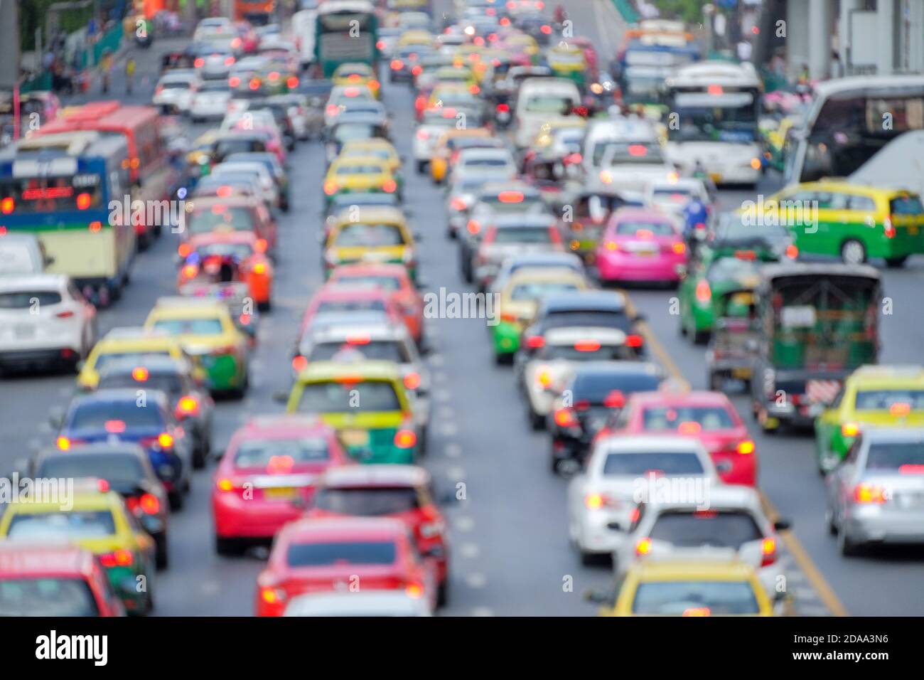 Ingorghi di traffico sulla metropoli di Bangkok su sfondo sfocato fuoco, ingorghi di traffico sono uno dei problemi principali a Bangkok. Bangkok, Thailandia Foto Stock