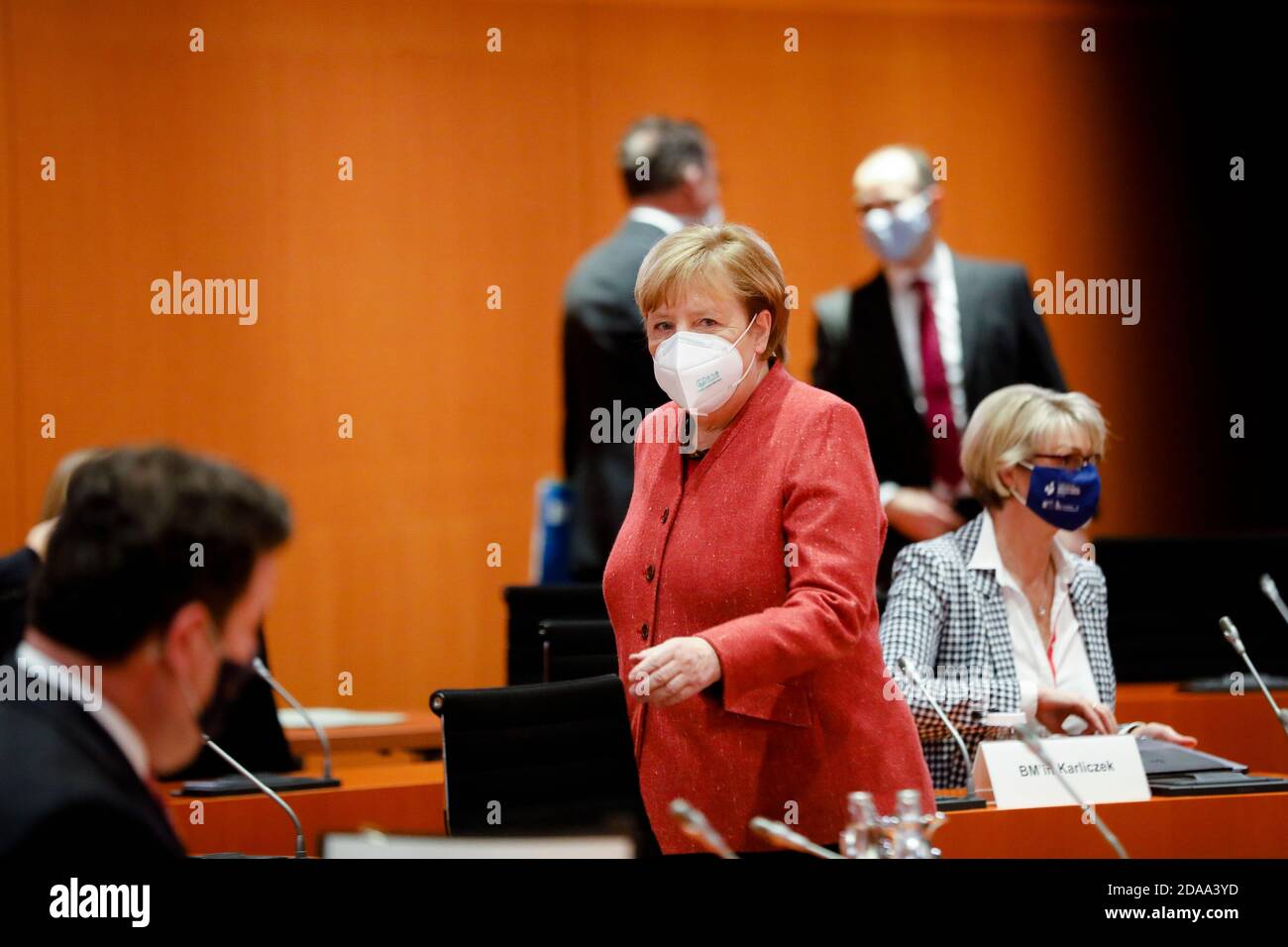 Berlino, Germania. 11 Nov 2020. La cancelliera Angela Merkel (M, CDU) si presenta alla riunione settimanale del governo federale presso la Cancelleria. Credit: Markus Schreiber/AP POOL/dpa/Alamy Live News Foto Stock