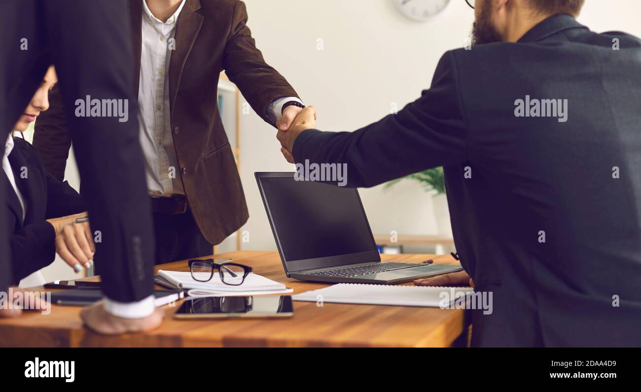 Stretta di mano dei partner commerciali in carica dopo il successo delle negoziazioni Foto Stock