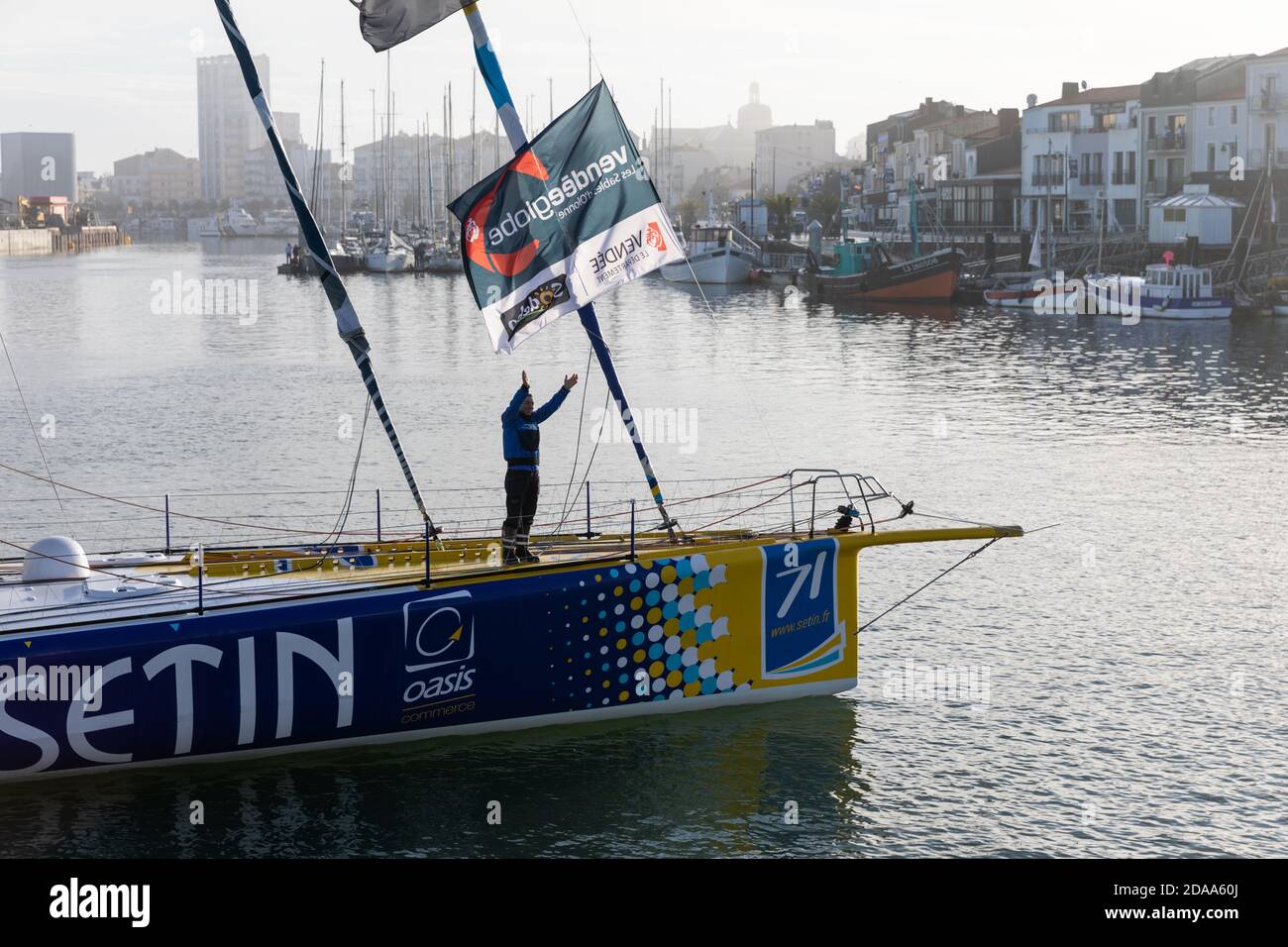 LES SABLES D'OLONNE, FRANCIA - 08 NOVEMBRE 2020: Manuel Cousin boat (Groupe SetIn) nel canale per l'inizio del Vendee Globe 2020 Foto Stock