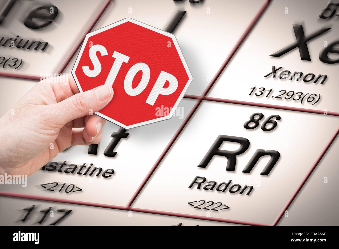 Arrestare i metalli pesanti - immagine concettuale con la mano che tiene premuto a. Segnale di stop contro un elemento chimico radon con il Mendeleev tavola periodica in background Foto Stock