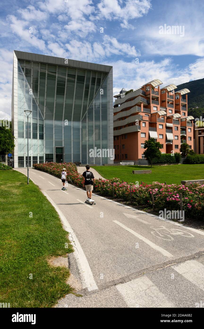 Bolzano. Italia. Vista esterna di Museion, Museo d'Arte moderna e Contemporanea (museo di arte moderna e contemporanea). Foto Stock