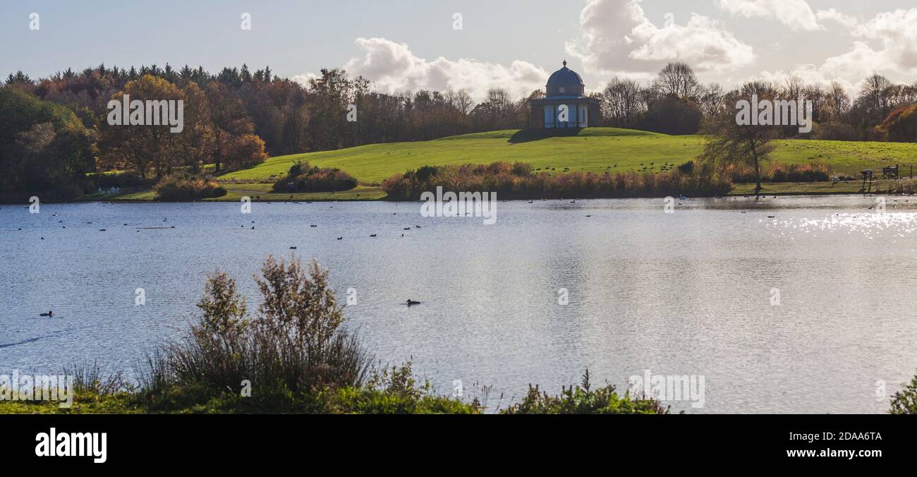 Una vista panoramica del Tempio di Minerva attraverso il lago in Hardwick Park,Sedgefield, Co.Durham,Inghilterra Foto Stock