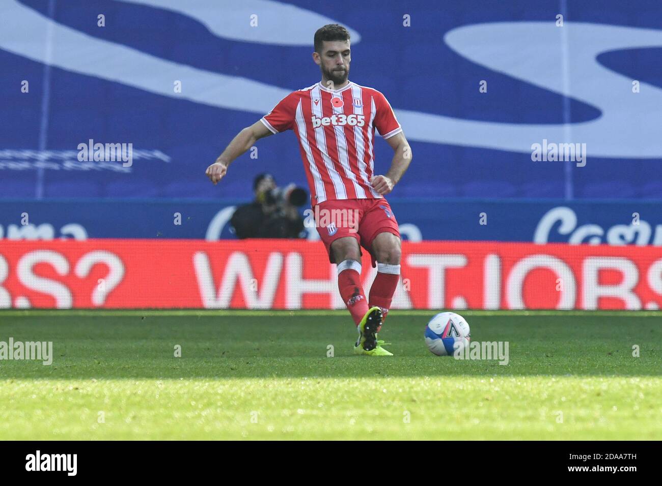 Tommy Smith n° 14 di Stoke City con la palla Foto Stock