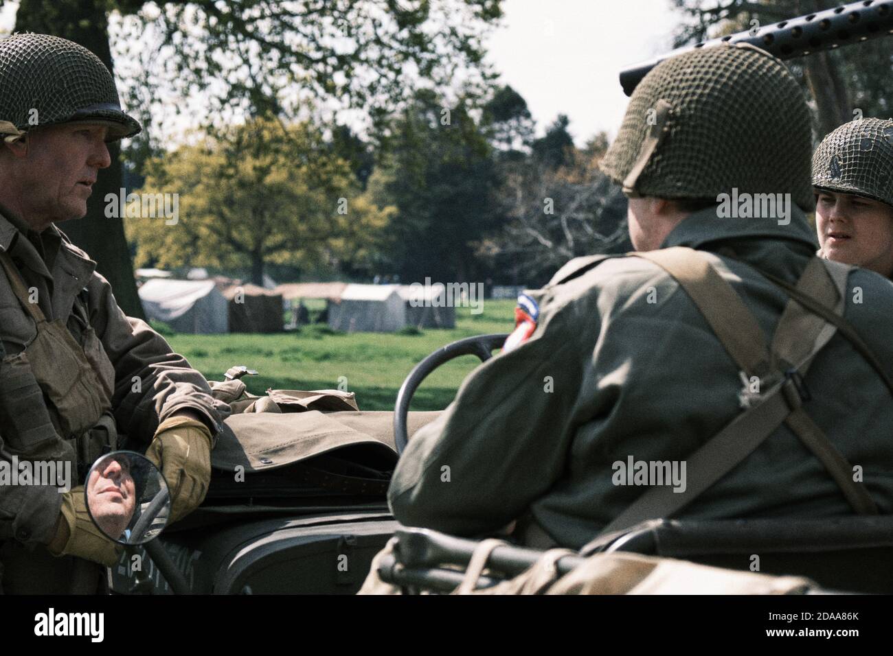 US 82nd soldati trasportati dall'aria in una discussione intorno alla loro jeep all'evento di re-enactment della terra di No dell'uomo, Bodyddan Hall, Galles Foto Stock