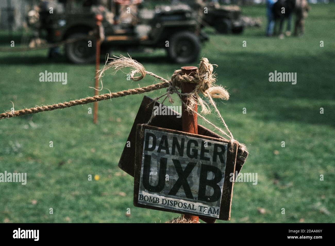 Pericolo UXB segno al No Man's Land re-enactment evento, Bodydddan Hall, Galles Foto Stock