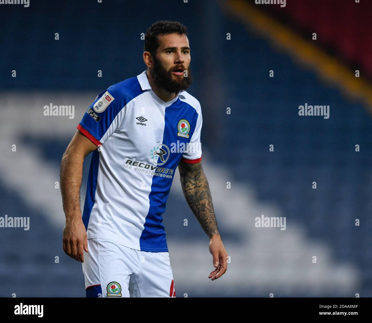 Bradley Johnson n.4 di Blackburn Rovers in azione durante il gioco Foto Stock