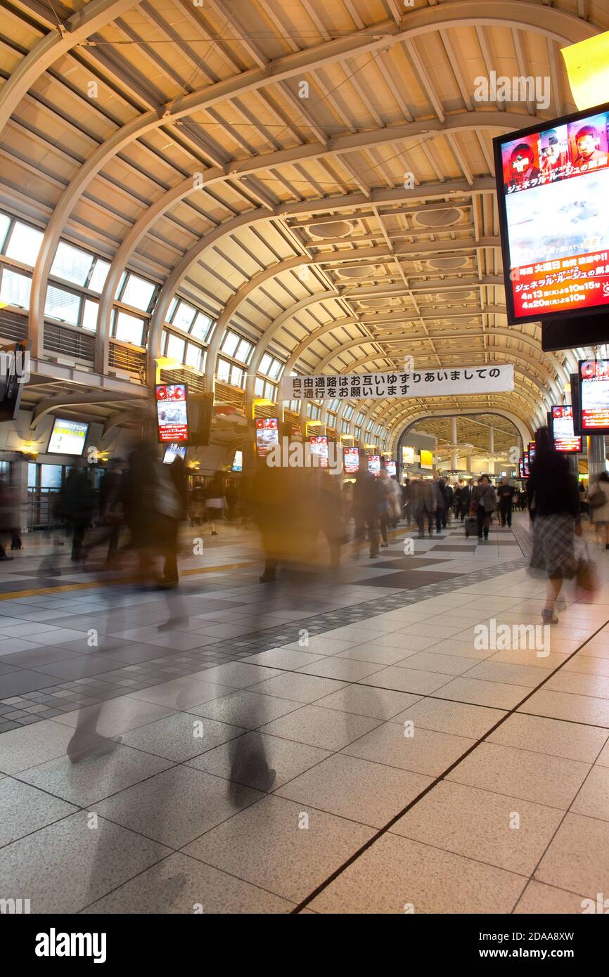 Shinagawa, Tokyo, Giappone - pendolari alla stazione ferroviaria centrale di Shinagawa. Foto Stock