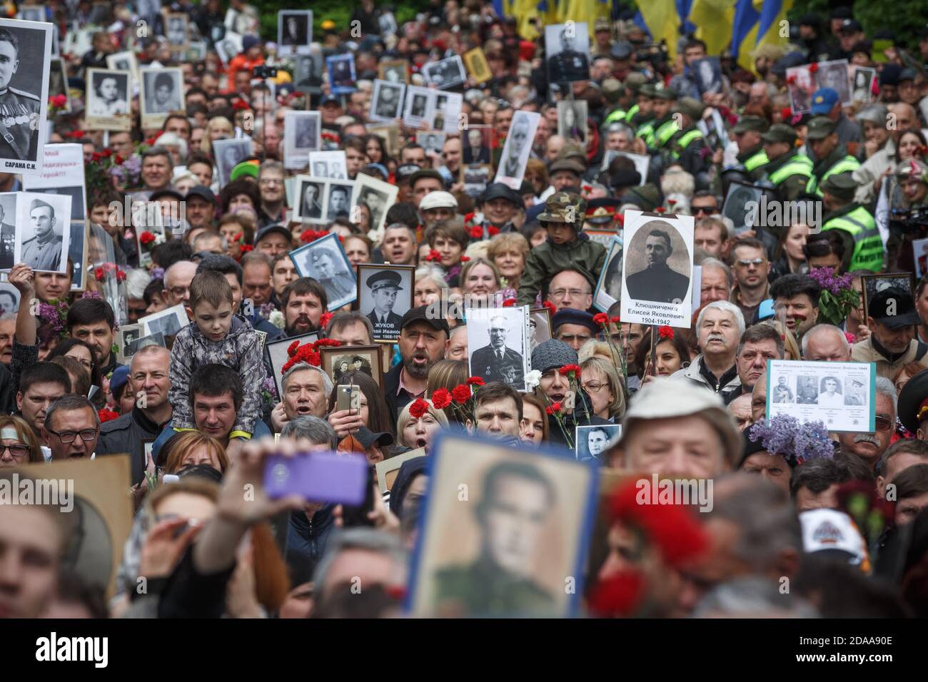 KIEV, UCRAINA - 09 maggio 2017: La marcia del Reggimento immortale dedicata al 72° anniversario della vittoria dell'Unione Sovietica sulla Germania nazista nella seconda guerra mondiale si è svolta a Kiev Foto Stock