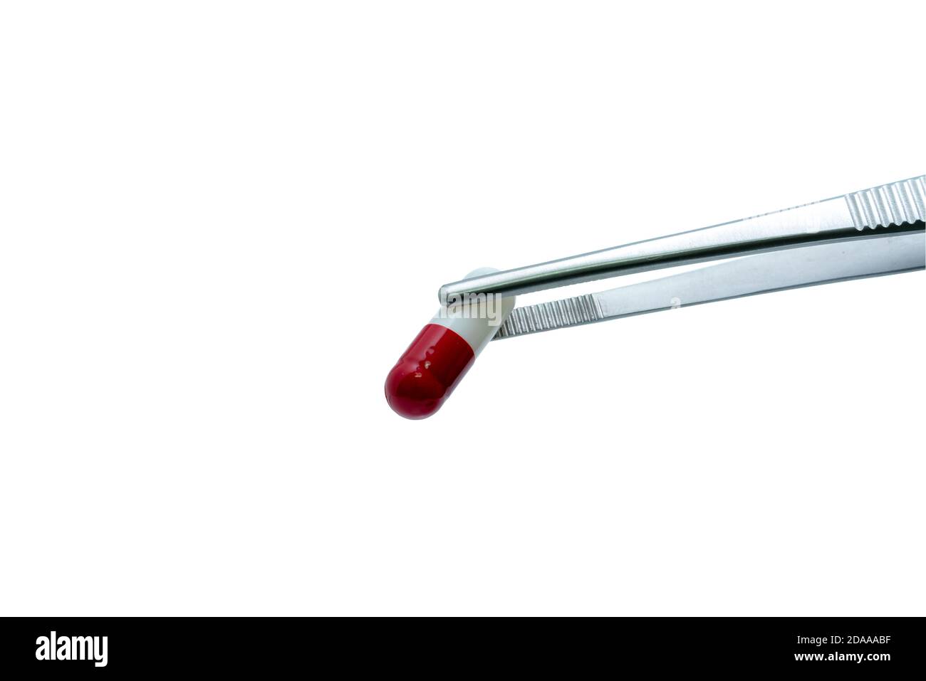Pinzette Pick rosso-bianco capsula pillola isolato su sfondo bianco. Le droghe scelgono. Selezione del farmaco. QA e QC nell'industria farmaceutica. Farmaci di scelta. Foto Stock