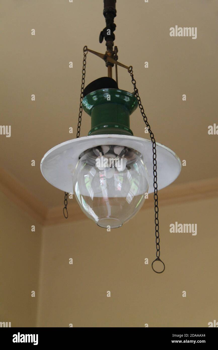 Una vecchia lampada da soffitto classica a gas. Foto Stock