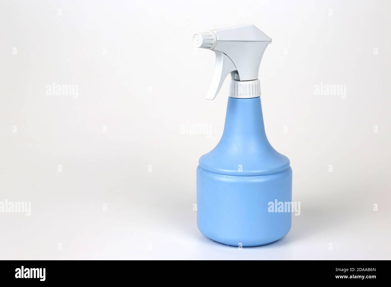 Spruzzatore per spruzzare acqua durante la stiratura Foto stock - Alamy
