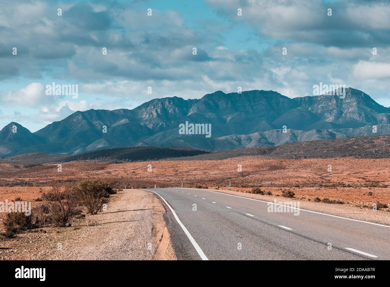 Parco Nazionale delle catene montuose di Ikara Flinders. Strada panoramica in direzione delle montagne. Niente auto, niente persone nella foto. Cielo nuvoloso drammatico. Nome aborigeno: Foto Stock