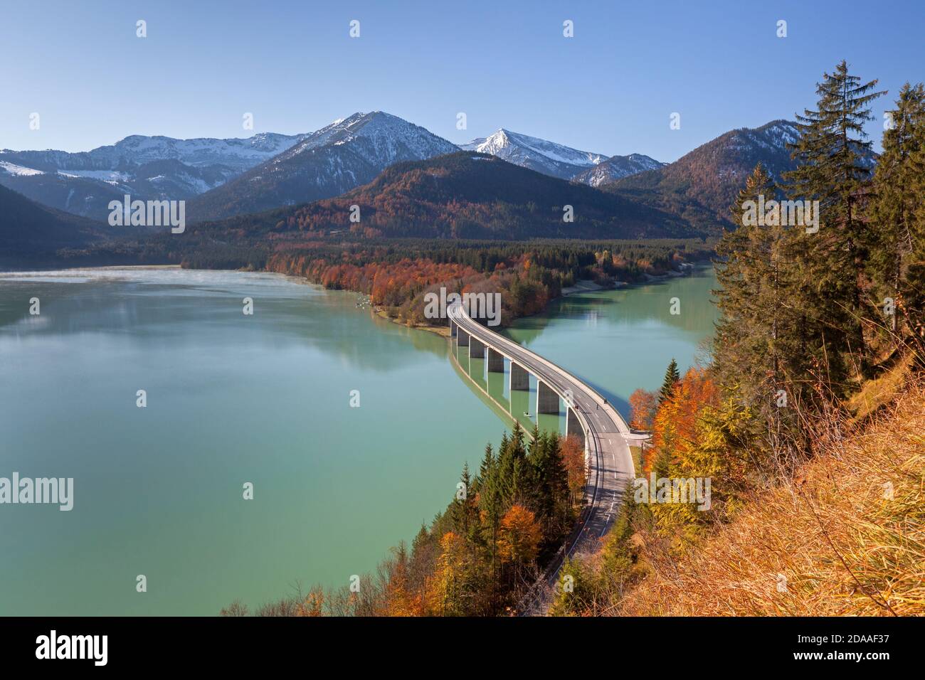 Geografia / viaggio, Germania, Baviera, Lenggries, foresta di montagna autunnale al ponte di Sylvenstein, Additional-Rights-Clearance-Info-non-disponibile Foto Stock