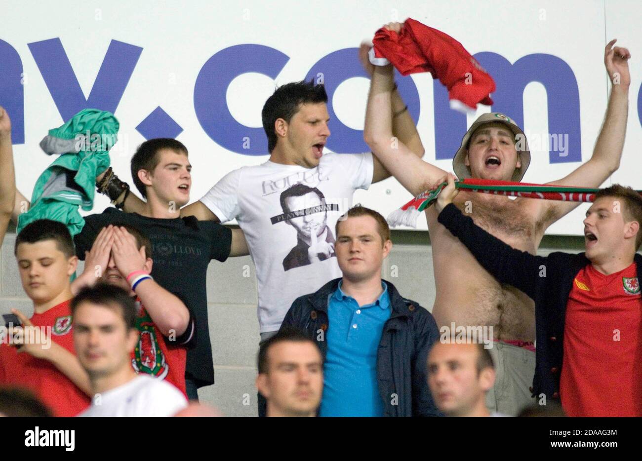 Gli appassionati di calcio gallesi con uno di loro che indossa una maglietta Ryan Giggs "Playing Away". Foto Stock Gli appassionati di calcio gallesi con uno di loro che indossa una maglietta Ryan Giggs "Playing Away". Foto Stock