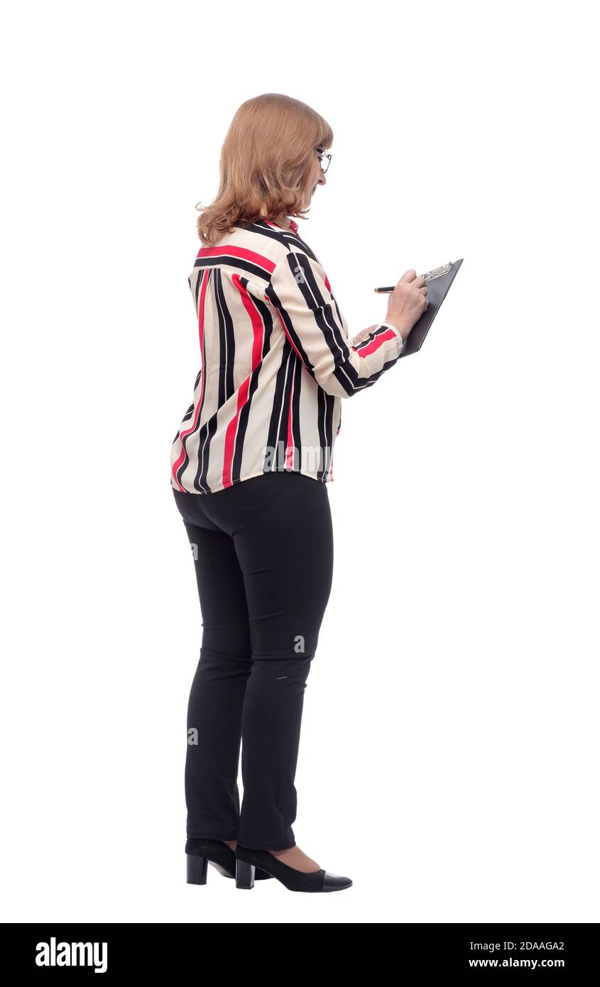 sorridente donna casual che scrive qualcosa agli appunti. Foto Stock