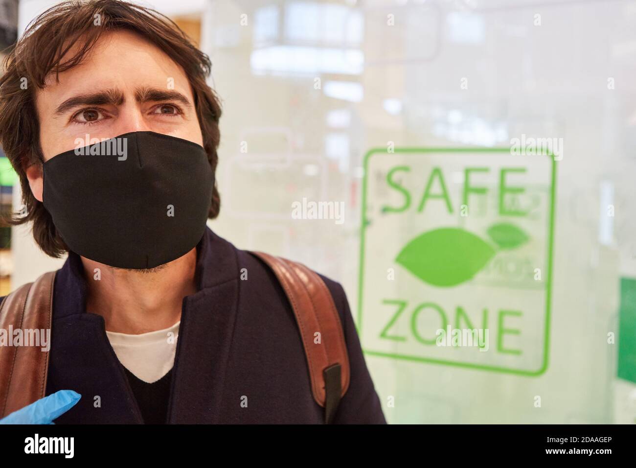 Cliente con maschera a causa della pandemia di Covid-19 durante l'acquisto il centro commerciale Foto Stock
