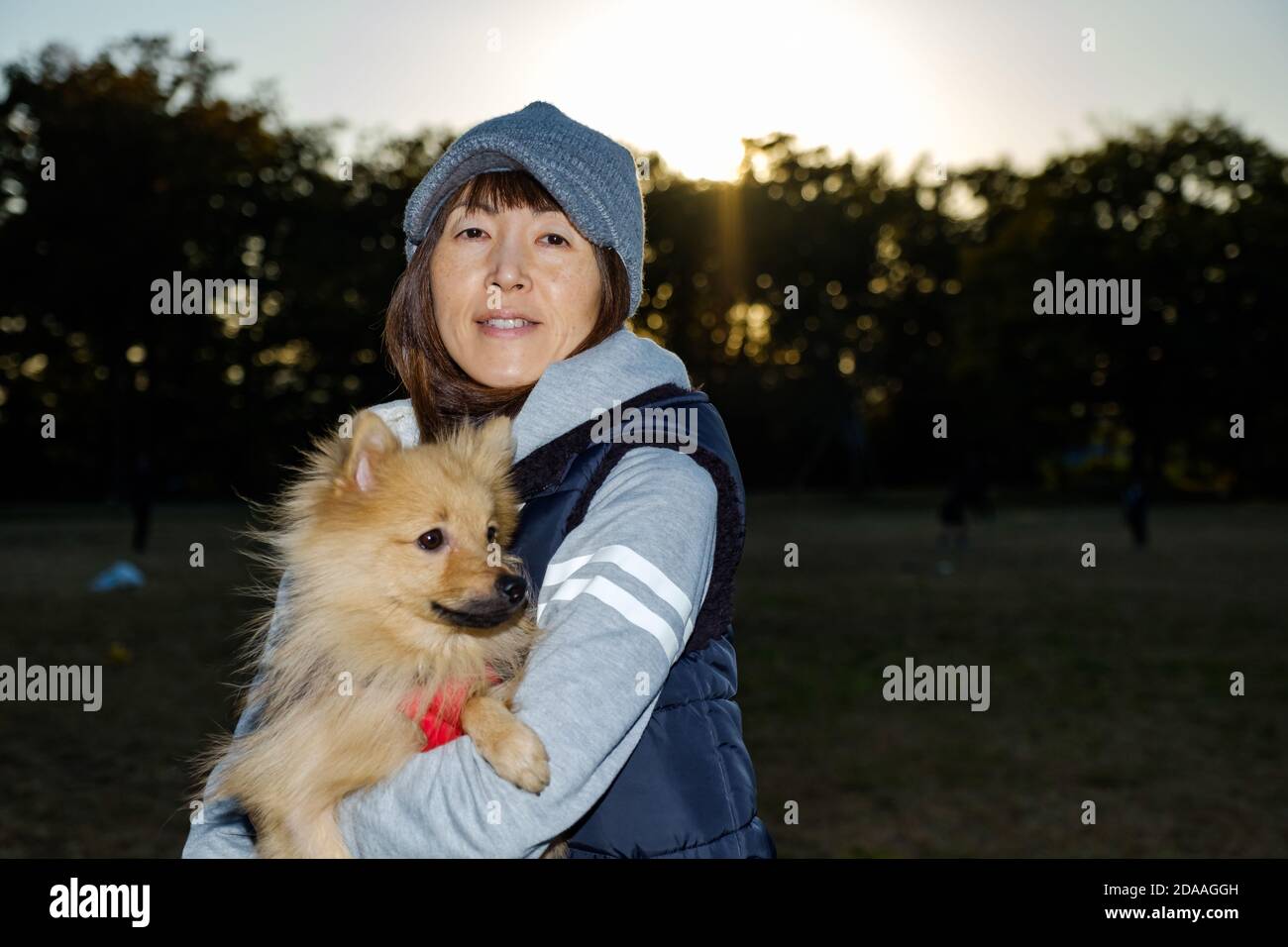 Una ragazza nel parco con il suo cane Foto Stock