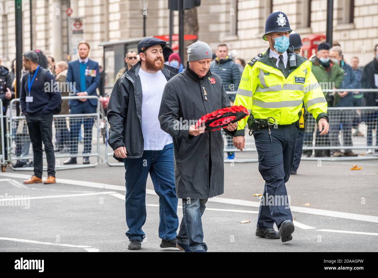 Londra, Regno Unito. 11 Nov 2020. Due minuti di silenzio al Cenotaph Whitehall di Londra in un evento organizzato dalla Western Front Association in mezzo a una forte sicurezza. A vari gruppi e individui è stato permesso di piazzare corone con una scorta di polizia Credit: Ian Davidson/Alamy Live News Foto Stock