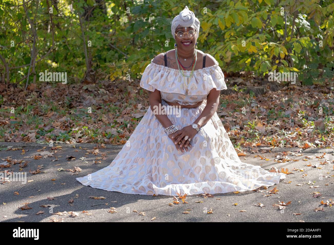 Ritratto di una giovane donna molto attraente con uno stile personale distintivo. In un parco a Queens, New York City. Foto Stock