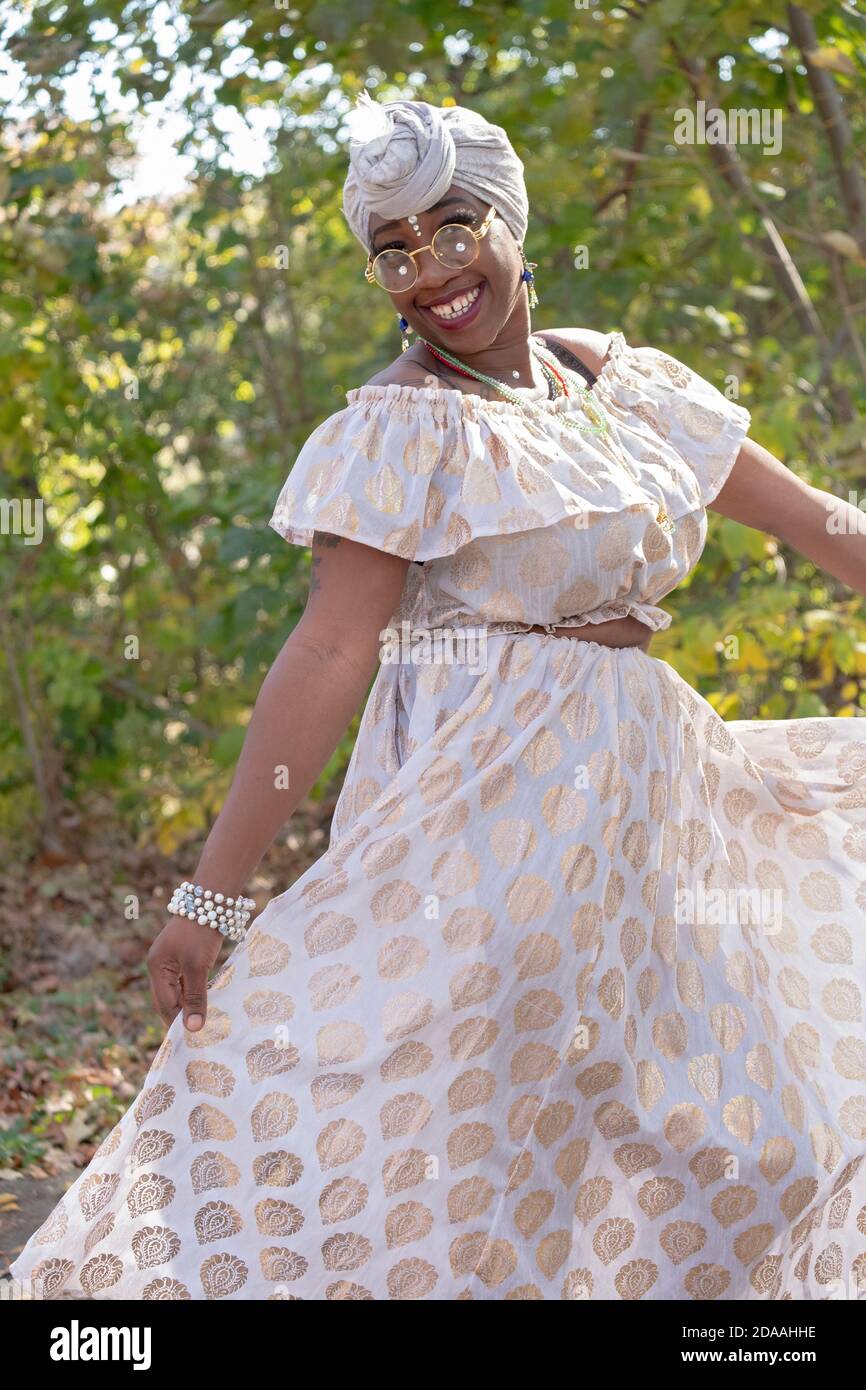Ritratto di una giovane donna molto attraente con uno stile personale distintivo. In un parco a Queens, New York City. Foto Stock Ritratto di una giovane donna molto attraente con uno stile personale distintivo. In un parco a Queens, New York City. Foto Stock