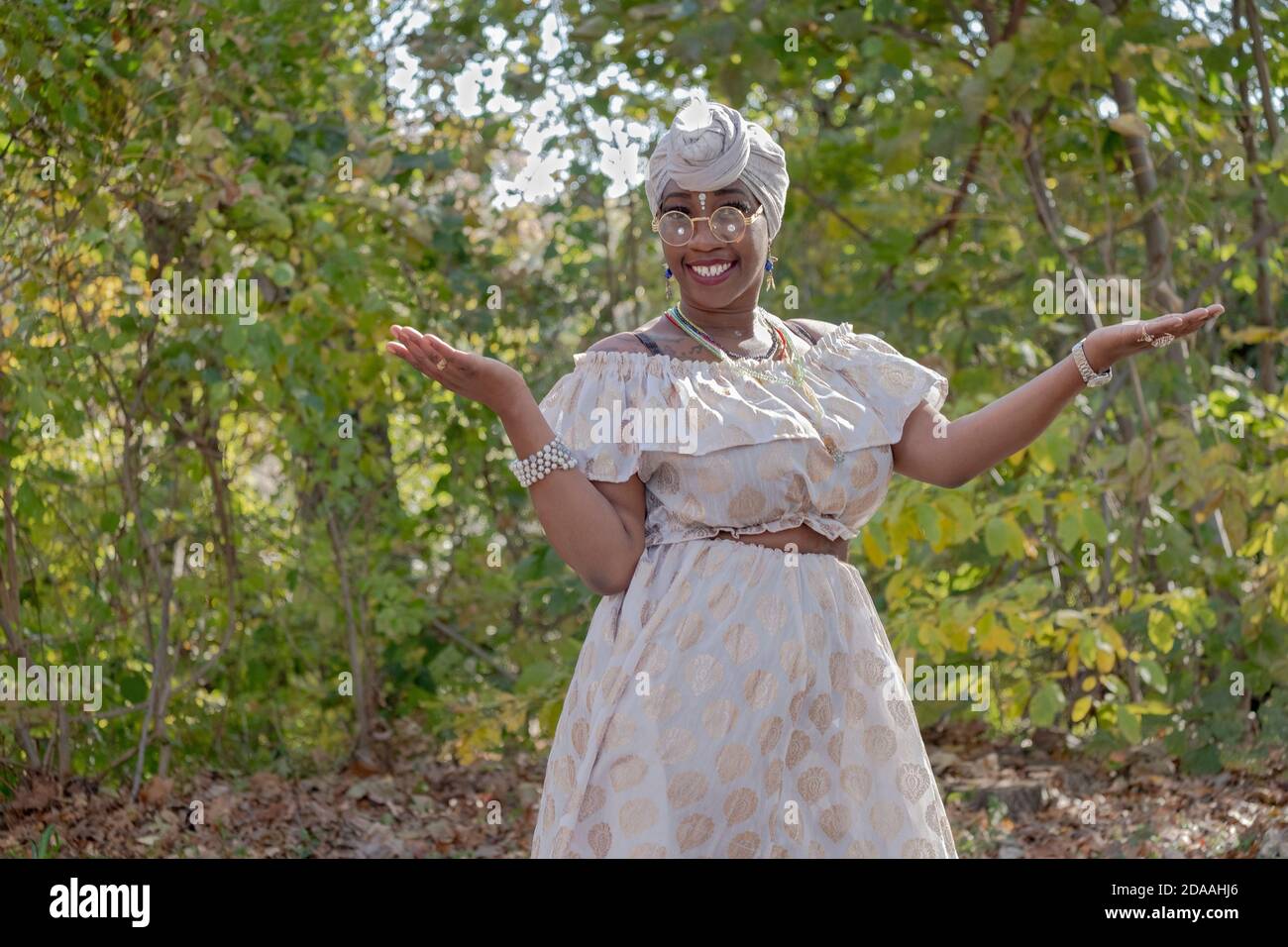 Ritratto di una giovane donna molto attraente con uno stile personale distintivo. In un parco a Queens, New York City. Foto Stock Ritratto di una giovane donna molto attraente con uno stile personale distintivo. In un parco a Queens, New York City. Foto Stock