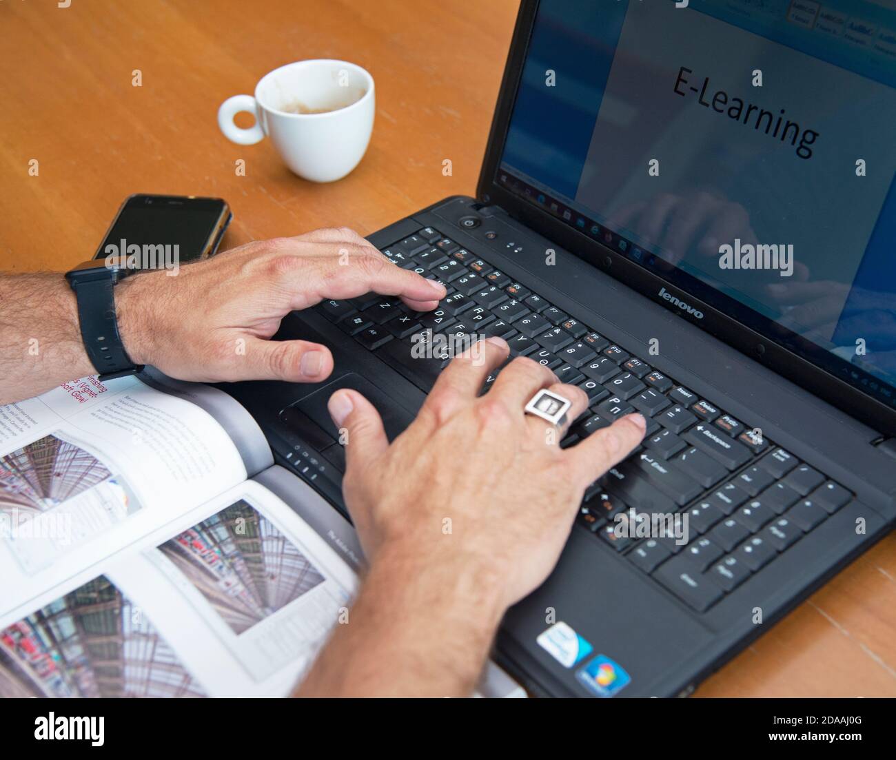 Uomo di mezza età che usa un computer portatile per un corso di formazione a distanza. Concetto : e-learning, webminar. Foto Stock