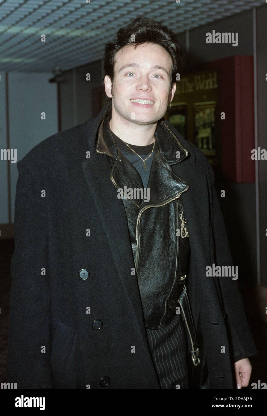 Cantante inglese e musicista Stuart Leslie Goddard, meglio conosciuto come Adam ANT, Heathrow Airport marzo 1990 Foto Stock