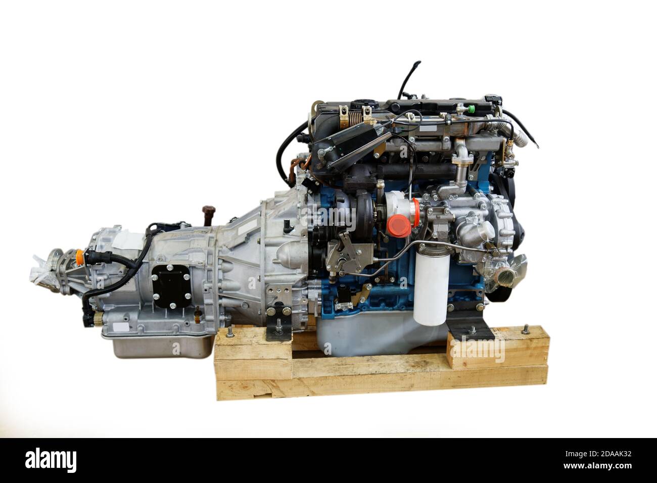 Nuovo e pulito potente motore per auto isolato su bianco Foto Stock