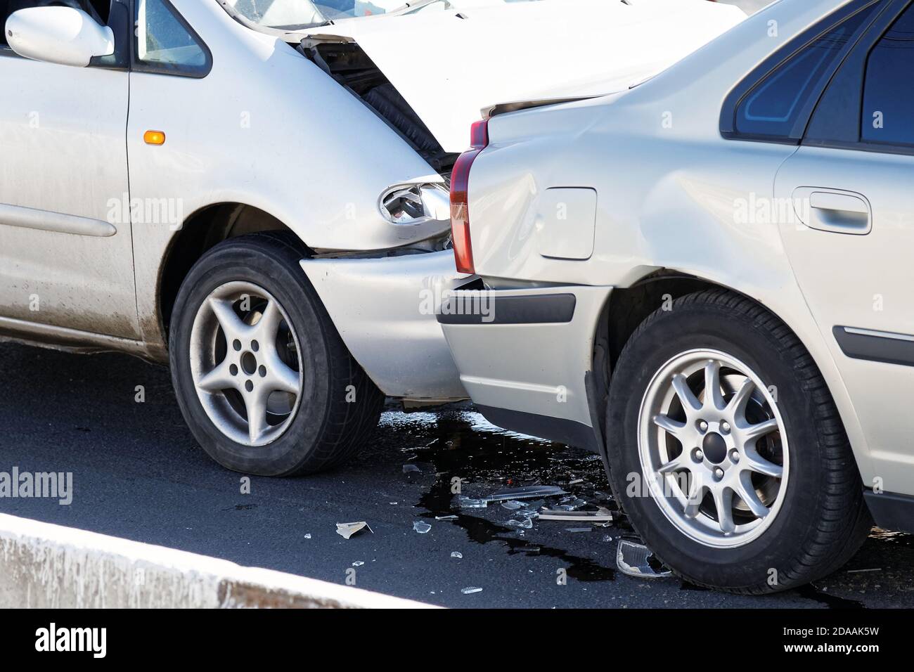 Due auto in un incidente stradale. Closeup automobili danneggiate dopo collisione in città. Caso assicurativo. Foto Stock