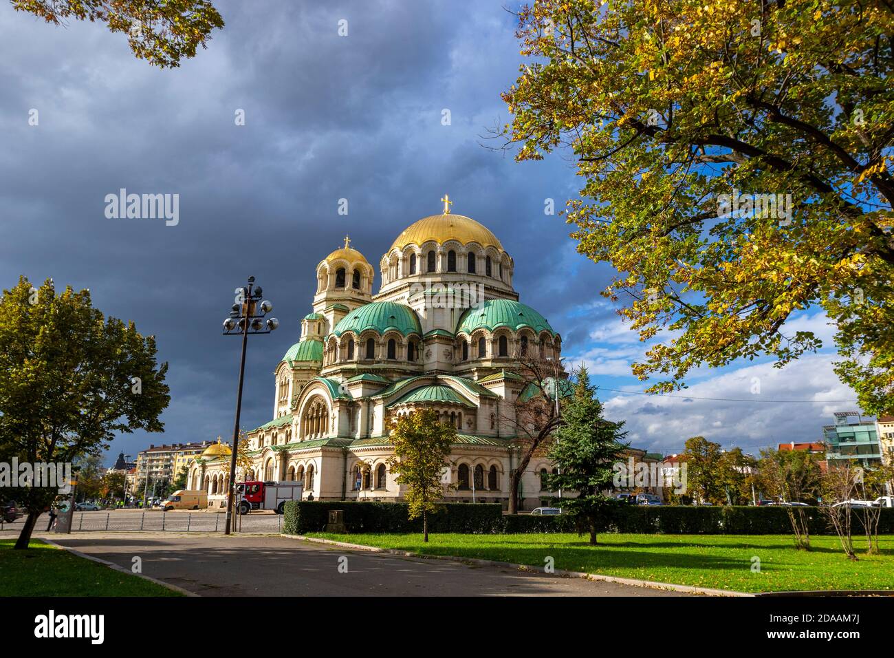 Vista autunnale della Cattedrale di Saint Aleksandar Nevski in autunno, Sofia, Bulgaria Foto Stock