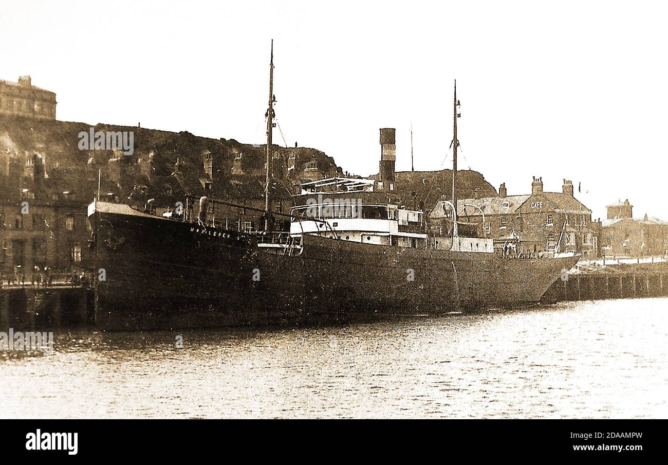 Un'immagine della prima stampa di una singola nave da carico monomarca, gemellata, ormeggiata nel porto inferiore di Whitby Yorkshire intorno agli anni '40 (il nome è indistinto). L'area dietro la banchina è conosciuta localmente come Spin Kop con una profonda strada burrone che attraversa il paese chiamata Khyber Pass, un riferimento alle guerre afghane Foto Stock