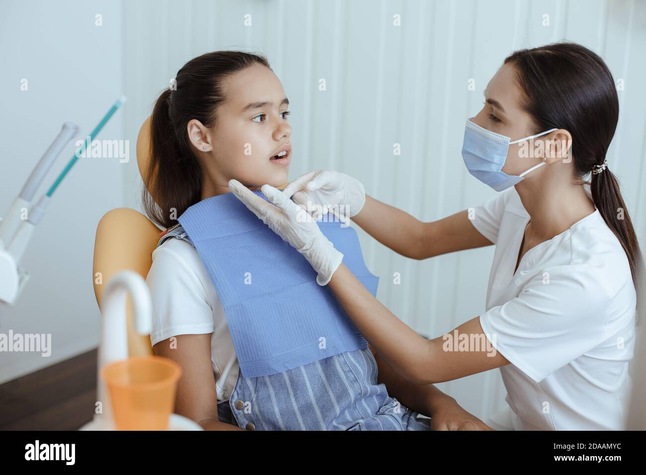 Perfetta prevenzione di denti e carie nei bambini in clinica moderna Foto Stock