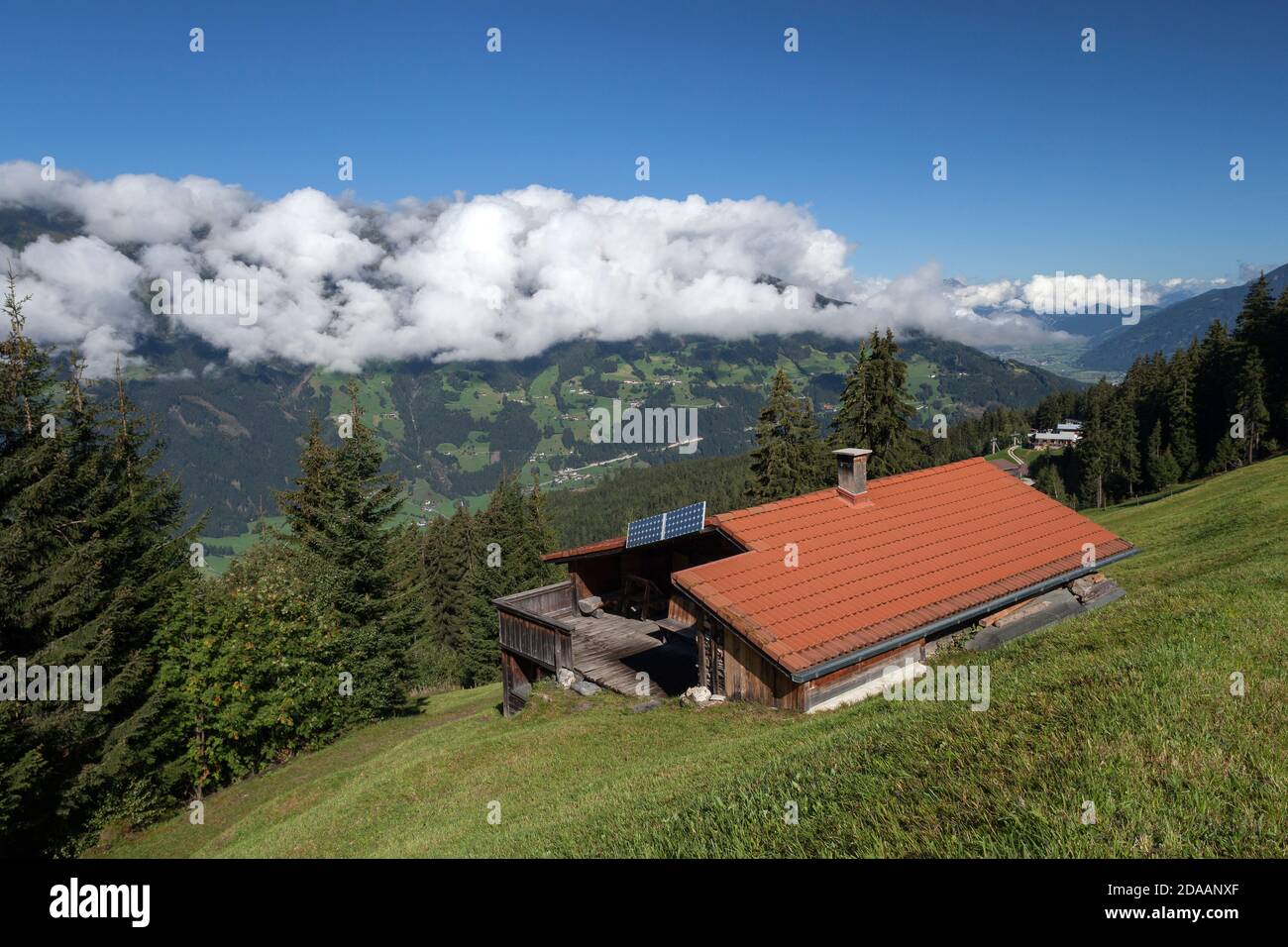 Geografia / viaggio, Austria, Tirolo, Hippach, gavel sopra Sonnalm con vista a Marchkopf, Zillertal (va, Additional-Rights-Clearance-Info-not-available Foto Stock