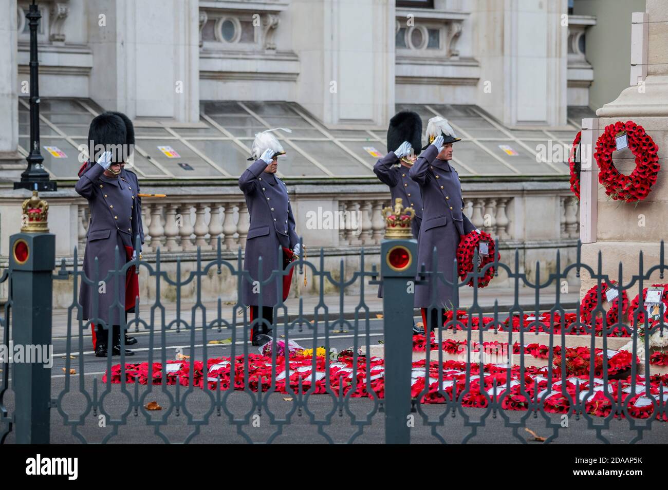 Londra, Regno Unito. 11 Nov 2020. Un piccolo gruppo di veterani e alti ufficiali dell'esercito sono ammessi per il servizio e per deporre le corone - UN piccolo servizio e 2 minuti di silenzio al Cenotafh. E' il giorno della memoria e, a causa del secondo blocco di Coronavirus, i servizi di commemorazione sono fortemente frenati. Credit: Guy Bell/Alamy Live News Foto Stock