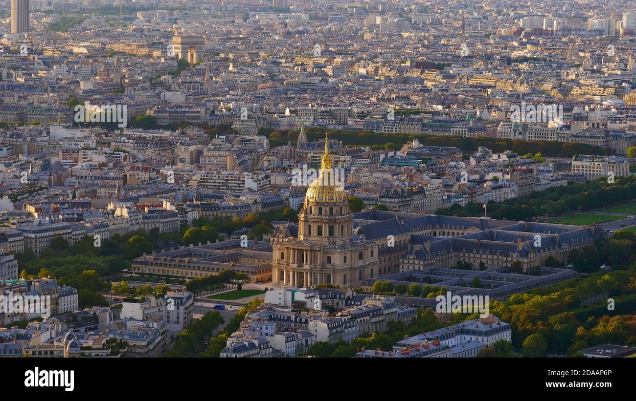 Maestosa vista panoramica aerea del denso centro storico di Parigi, Francia, con il complesso Les Invalides (Hôtel National des Invalides). Foto Stock