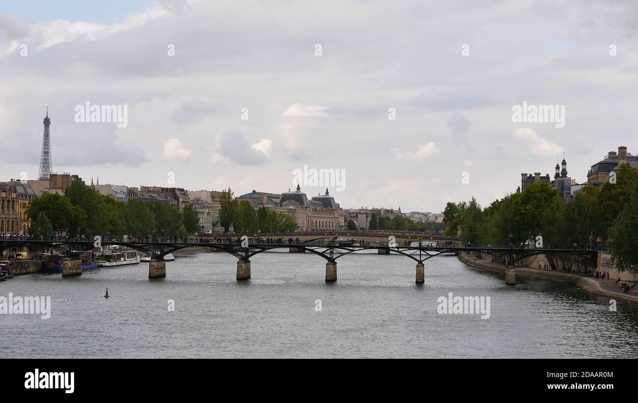 Vista panoramica del ponte pedonale Pont des Arts (ponte delle arti) che collega i due lati del fiume Senna nel centro storico di Parigi, Francia. Foto Stock