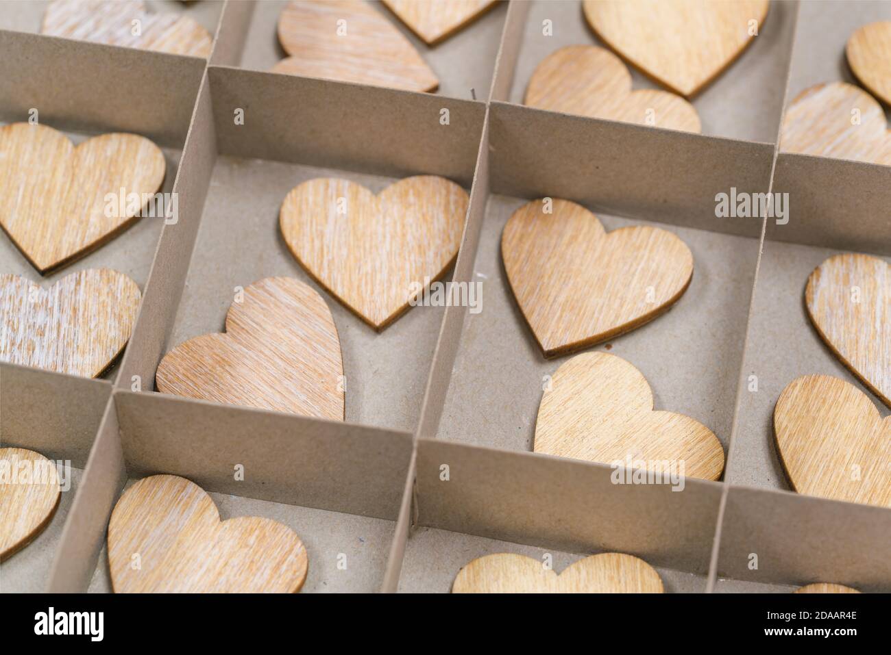 confezione regalo in legno sotto forma di molti cuori Foto Stock