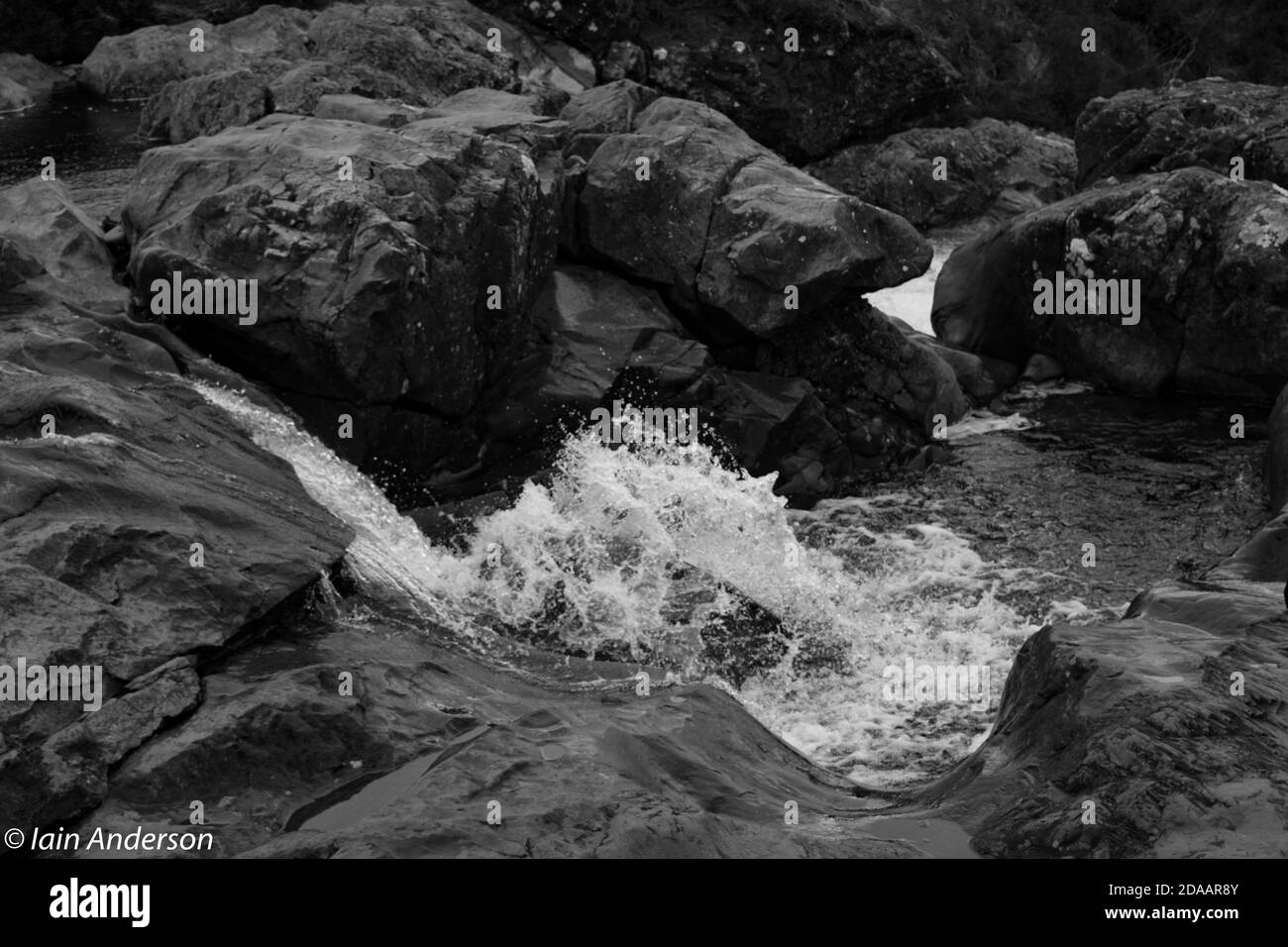 Acqua ancora sparata nelle famose piscine Fairy nell'Isola di Skye, Scozia. Foto Stock