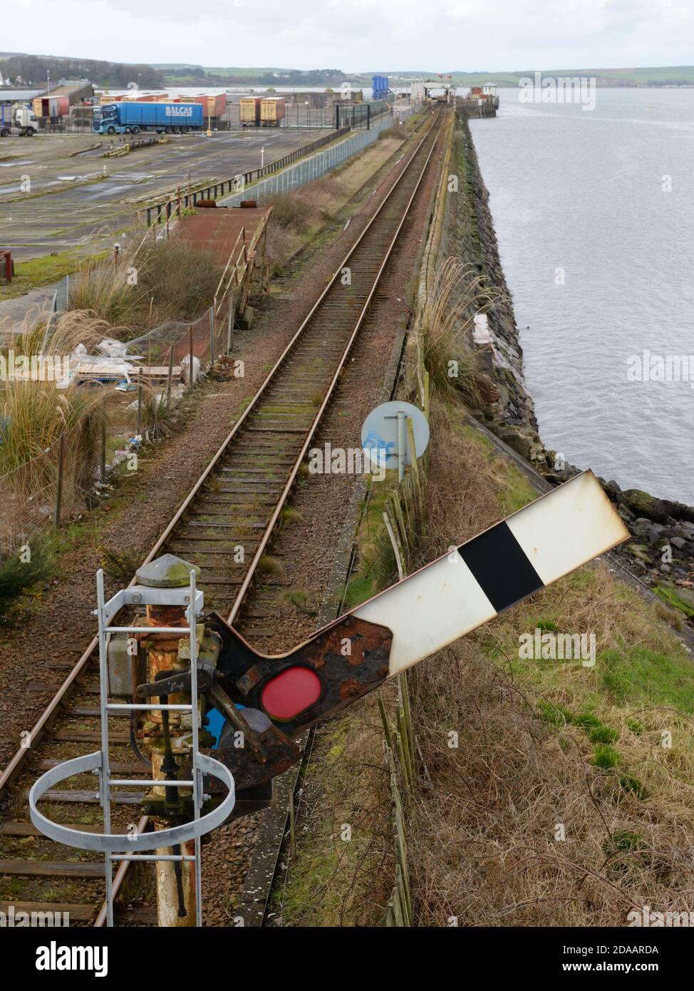 Il vecchio braccio di segnalazione meccanico ferroviario in posizione sollevata indica che è possibile procedere in sicurezza. Foto Stock
