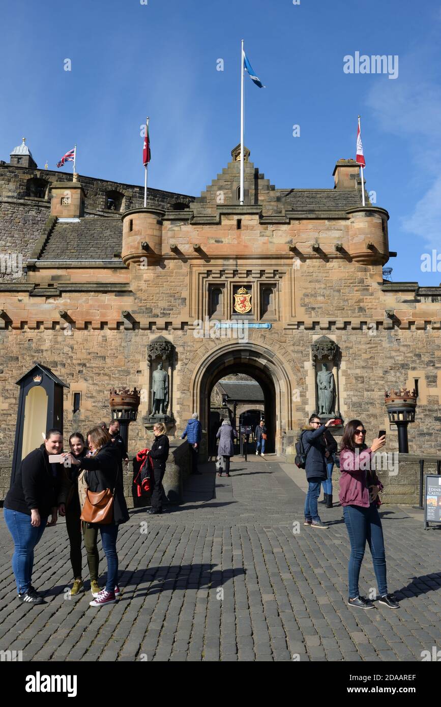I turisti scattano foto selfie all'ingresso dello storico Castello di Edimburgo, Scozia, Regno Unito, Europa Foto Stock