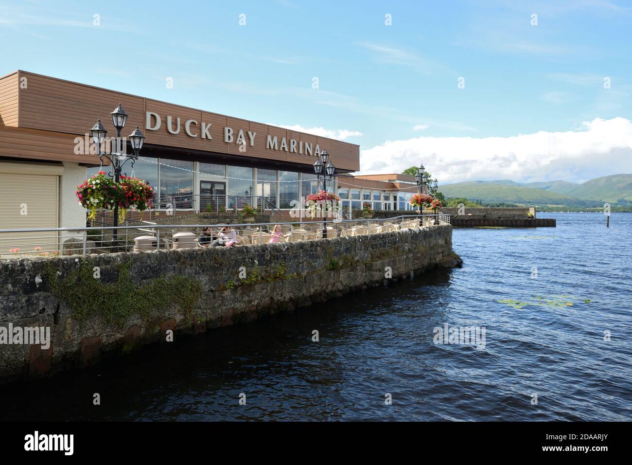 L'area salotto all'aperto del ristorante Duck Bay Marina Hotel si affaccia su Loch Lomond, Scozia, Regno Unito, Europa Foto Stock