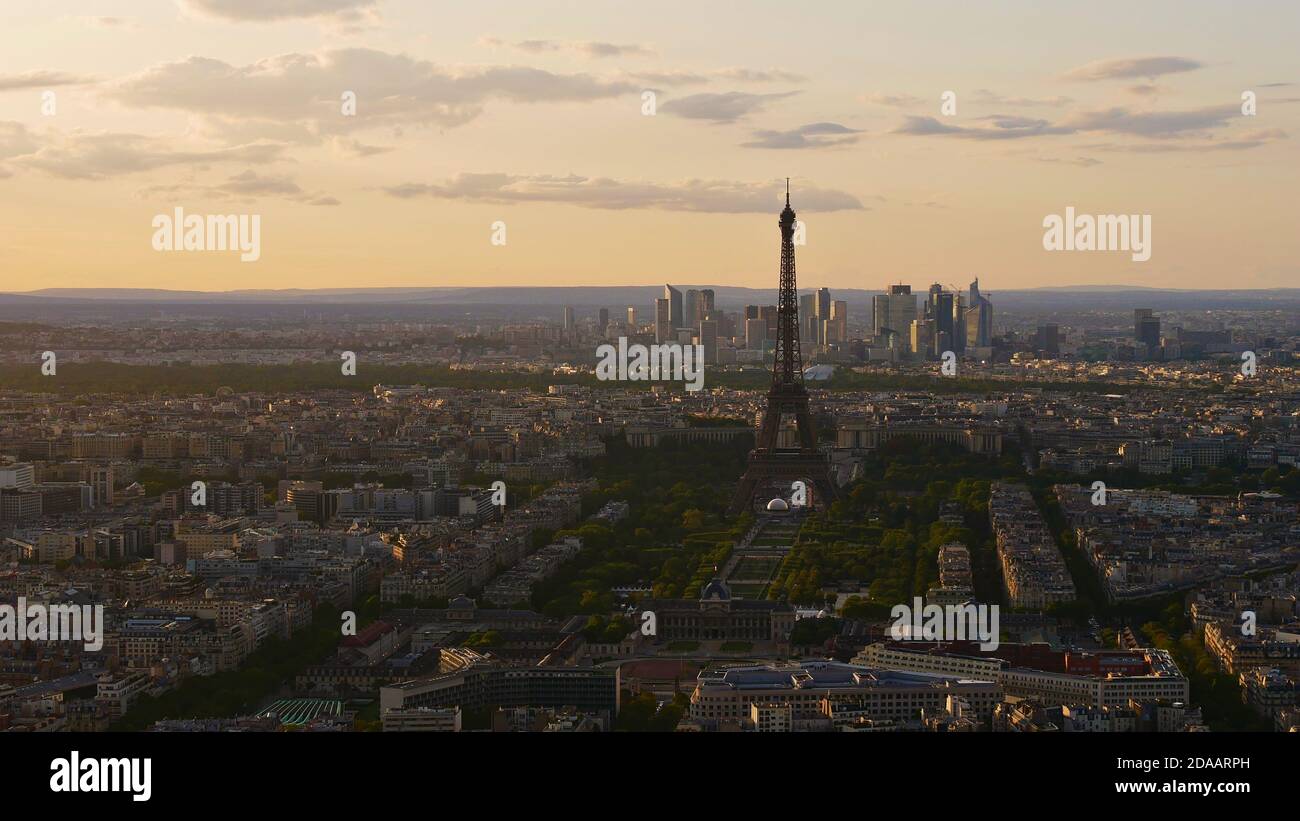 Splendida vista panoramica aerea del centro storico di Parigi, in Francia con la famosa Torre Eiffel, l'area del parco Champ de Mars e i grattacieli di la Defense. Foto Stock