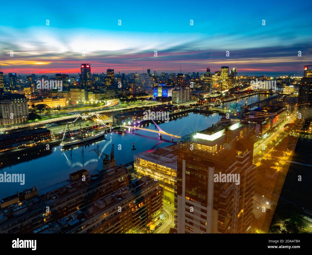 Buenos Aires è la più grande metropoli cosmopolita dell'Argentina. La Plaza de Mayo, situata nel centro della città, è fiancheggiata da maestosa 19 °. Foto Stock