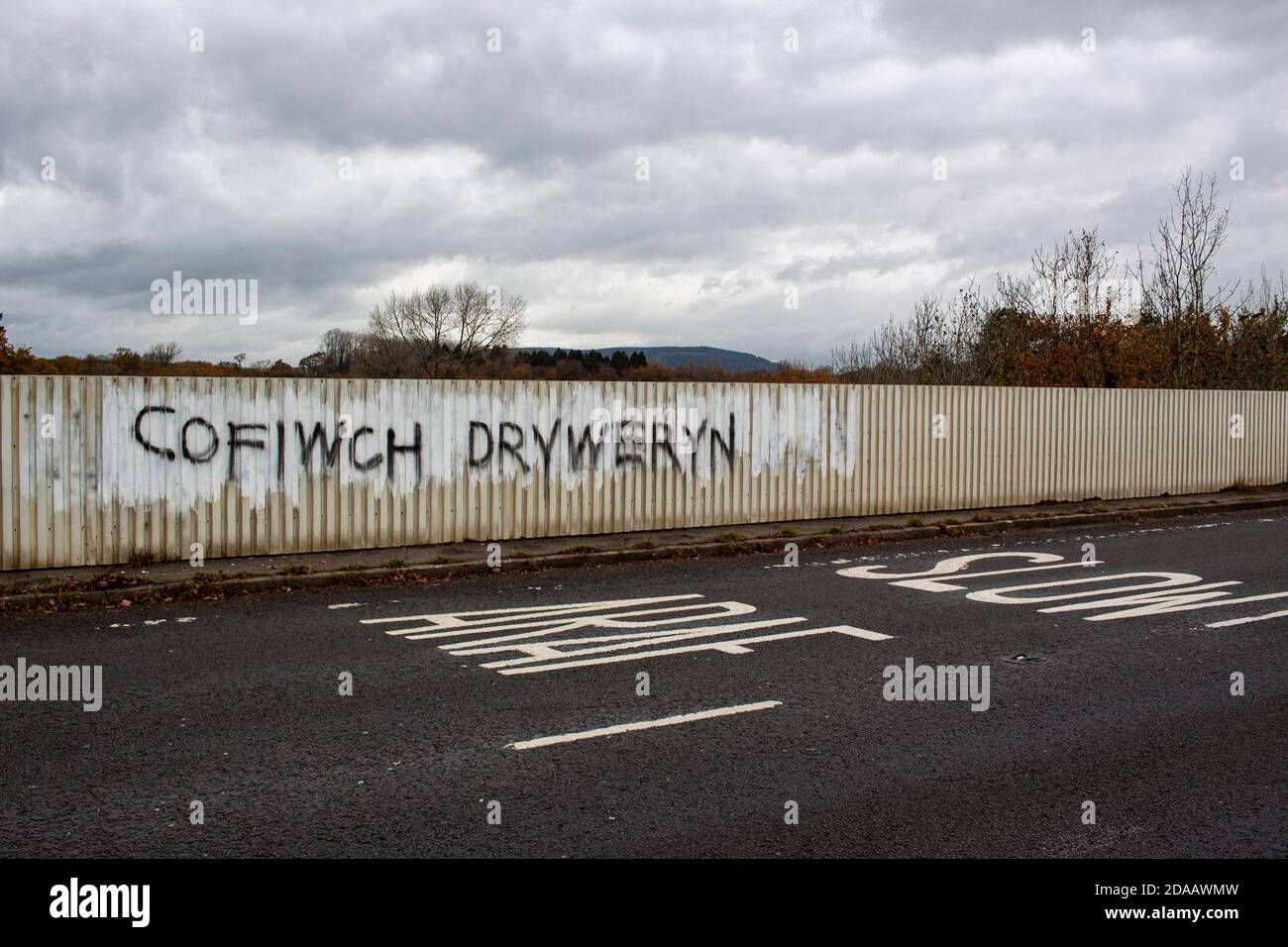 Cardiff, Galles, Regno Unito. 11 Nov 2020. Un messaggio recita 'Cofiwch Dryweryn' - Ricordati Tryweryn su un ponte vicino a Hensol, Galles. Credito: Lewis Mitchell Foto Stock